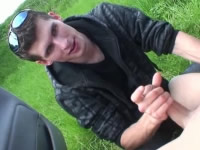 Automobilist eist een handjob van een knappe lifter die geen geld bij zich heeft