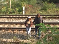 Depressieve tiener langs het spoor weggesleurd en door haar redder geneukt