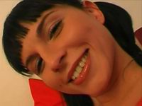 Geile brunette komt auditie doen om in een pornofilm mee te spelen