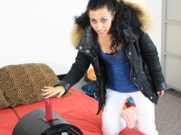 Gespierde slet weet niet wat haar overkomt als ze blijft klaarkomen op de Sybian