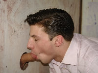 Hete gay zuigt op volle kracht een anonieme pik door de muur leeg!