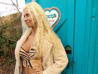Hobbyhoer Melissa met grote memmen heeft het niet echt druk