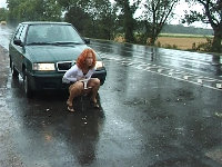 Lekker geil pissen langs een drukke snelweg terwijl iedereen haar kan zien!