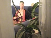 Model André gluurt bij een lelijke huisvrouw naar porno kijkende huisvrouw