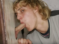 Rukkende geile snuiter krijgt op de plee een anonieme snikkel om klaar te zuigen