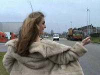 Snelheid moet bij Hitchbitch. Sandra krijgt snel een lift. Neukt ze ook zo snel?